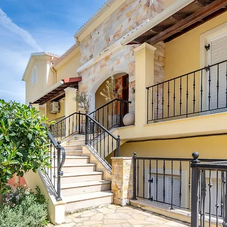 Konstantina Lulas Penthouse شقة Petrití